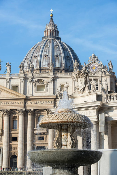 suihkulähde Pyhän Pietarin kirkon pääjulkisivun edessä, Vatikaanivaltio, Rooma, Italia
 - Valokuva, kuva