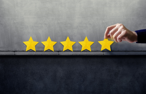 Müşteri deneyimi kavramı. 5 Star Rating vererek el mutlu istemci tarafından memnuniyeti için en mükemmel hizmet sunmak  - Fotoğraf, Görsel