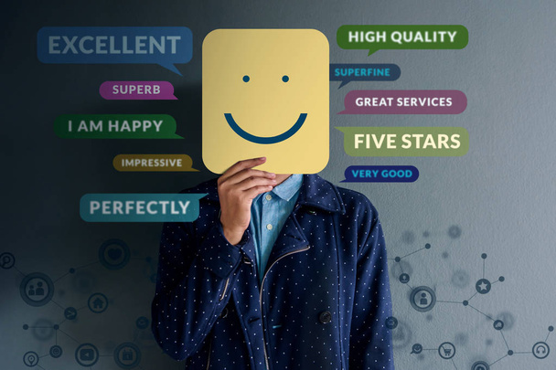 顧客経験の概念。ハッピー クライアント紙に笑みを浮かべて顔を壁に立っています。吹き出しと社会的ネットワークのアイコンの肯定的なレビューに囲まれて - 写真・画像