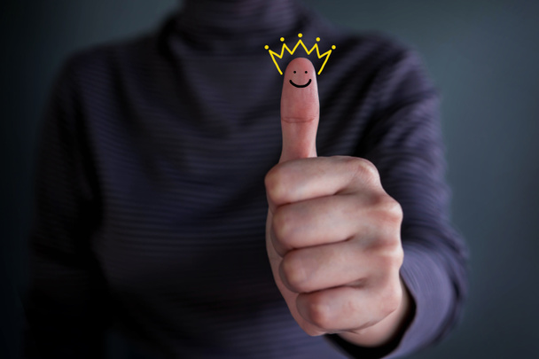 Koncept zkušenosti zákazníků, nejlepší vynikající služby hodnocení spokojenosti prezentovat palec šťastný klienta s korunou a usmívající se obličej ikona - Fotografie, Obrázek
