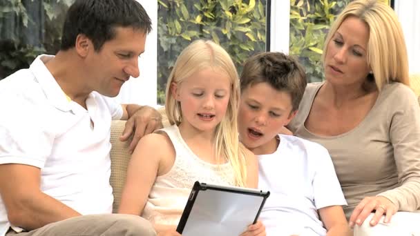 Genç Beyaz aile kablosuz tablet ile eğleniyor - Video, Çekim