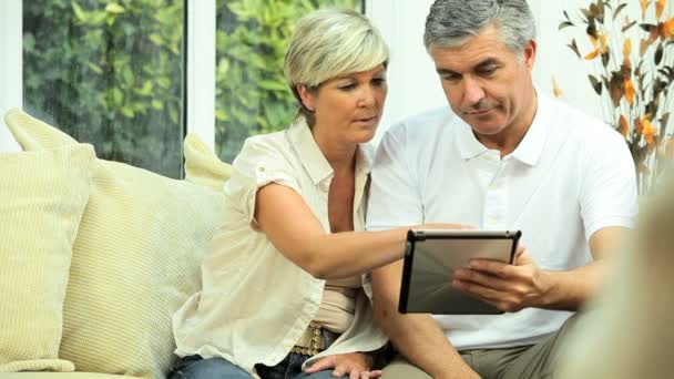 středního věku pár potřebuje finanční řešení - Záběry, video