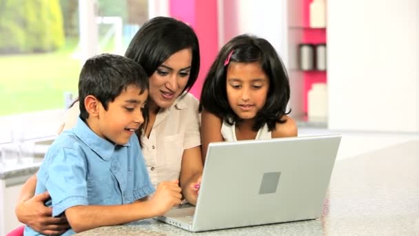 魅力的なアジアの母・子供たちのラップトップを使用して - 映像、動画