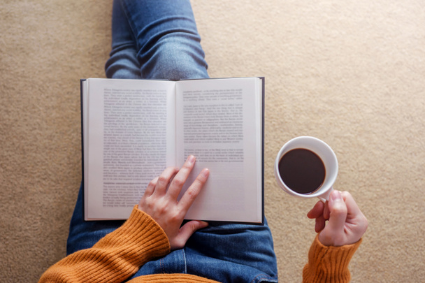 Concepto de lectura. Soft Focus de la mujer joven Relajante por Libro y Café en Casa Acogedora
 - Foto, Imagen