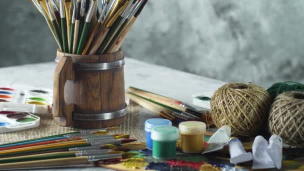 Pinceles y pinturas para dibujar sobre el fondo de la paleta
 - Metraje, vídeo