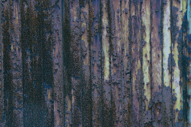 σκηνικό φόντο επιφάνειας του πολύχρωμο σκουριασμένο σίδερο μέταλλο πλάκα grunge τοίχου - Φωτογραφία, εικόνα