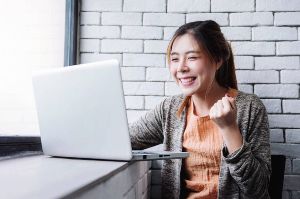 Happy bulanık görüntü heyecanlı genç kadın neşeli duruş kutlama ne zaman iyi bir haber bilgisayar laptop bkz. Pencere içinde ev oturuyor. Başarılı ve başarı kavramı - Fotoğraf, Görsel