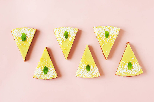 Postre saludable - pastel de limón y coco vegano crudo sobre fondo rosa - concepto mínimo de comida moderna de verano
 - Foto, Imagen