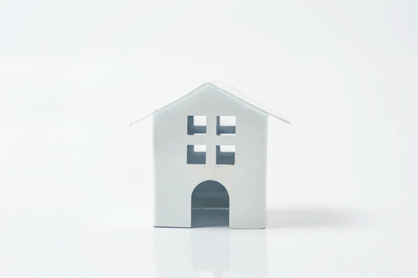 白い背景に分離された小型の白いおもちゃの家を単にデザイン。プロパティの住宅ローン保険夢ホーム コンセプト。コピー スペース - 写真・画像