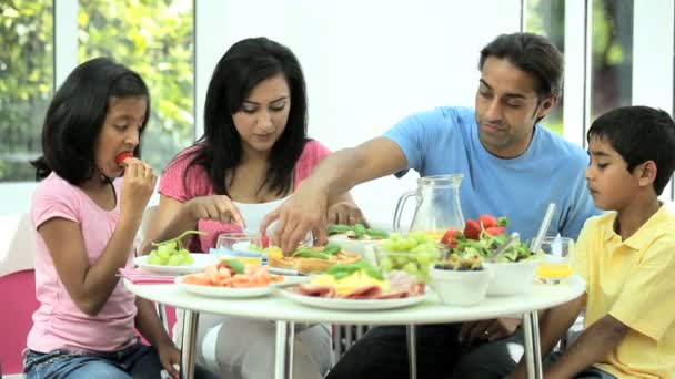 mladá asijská rodina jíst zdravý oběd spolu - Záběry, video