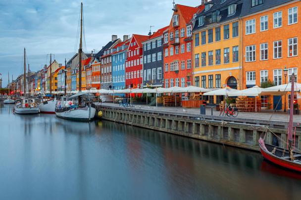 Kopenhaga. Kanał Nyhavn jest o świcie. - Zdjęcie, obraz