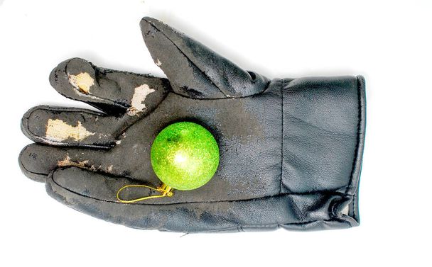 andrajoso duro usado guantes negro vand navidad bolas en blanco, imagen
 - Foto, Imagen