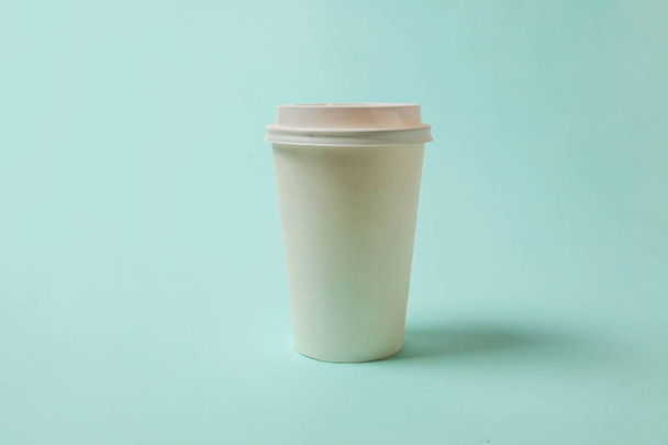 Jednoduše design kávy pohárek na modré pastelové barevné módní pozadí. Kontejner s sebou pití. Dobré ráno po probuzení vědomí koncept. Šablona nápoj maketa. Pohled shora kopie prostor - Fotografie, Obrázek