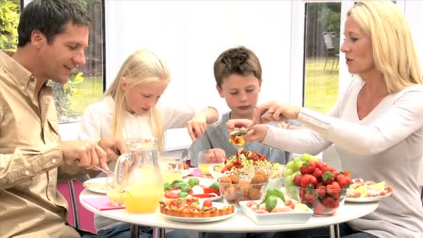 健康的な食事を食べる若い家族 - 映像、動画