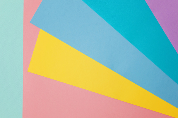 Fondo plano geométrico de la disposición del papel pastel azul, amarillo, violeta, púrpura y rosa
 - Foto, Imagen