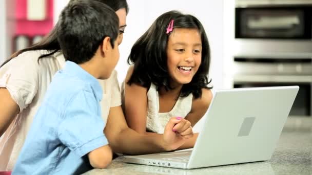 Ελκυστική Ασίας μητέρα & παιδιών που χρησιμοποιούν φορητό υπολογιστή - Πλάνα, βίντεο