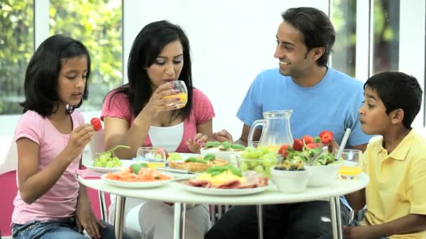 attraktive asiatische Familie beim gemeinsamen Essen - Filmmaterial, Video