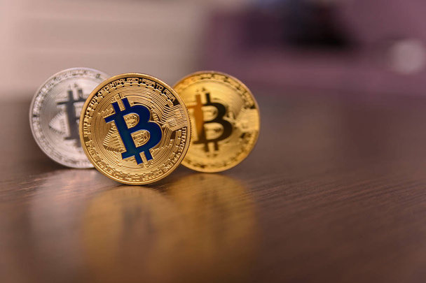  golden bitcoin on background - Foto, Bild