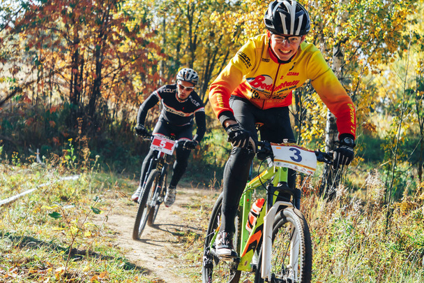 October, 14, 2018 - Minsk, Belarus: 2018 Olympic Cross Country Cup XCO in Medvezhino, men riding bicycles along forest trail - Foto, immagini