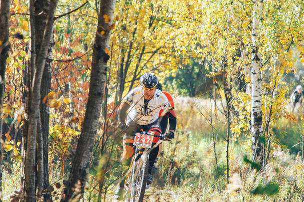 October, 14, 2018 - Minsk, Belarus: 2018 Olympic Cross Country Cup XCO in Medvezhino, man riding bicycle along forest trail - Foto, Bild
