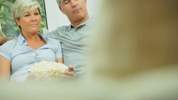 Casal maduro comer pipoca na frente da TV
 - Filmagem, Vídeo