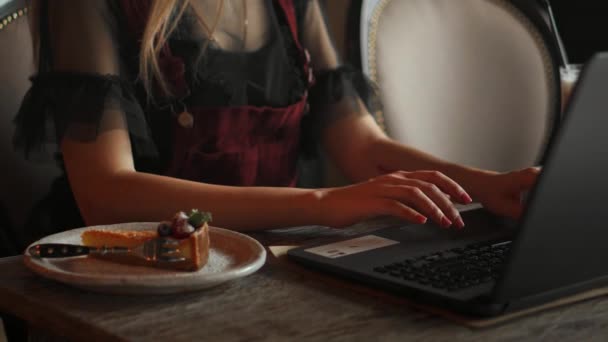 Shot na atraktivní dospělé podnikatelky pracující na notebooku ve své pracovní stanici. - Záběry, video