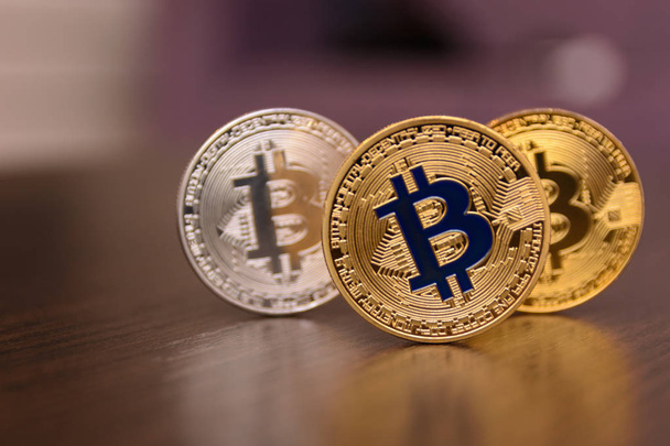 Goldene und silberne Bitcoins auf Holztisch - Foto, Bild