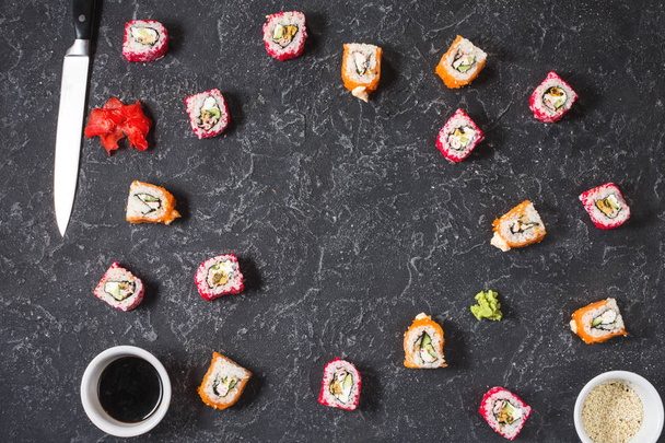 Ασιατικό ή Ιαπωνική Σούσι οριστεί σε πέτρα σκούρο φόντο. Πλαίσιο των τροφίμων. Χώρο αντίγραφο - Φωτογραφία, εικόνα