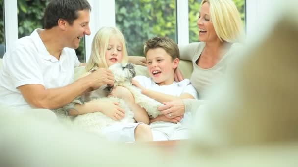 Família caucasiana em casa com seu cão
 - Filmagem, Vídeo