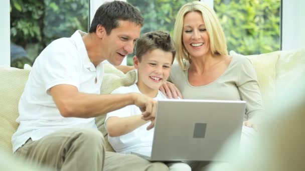 jonge gezin met behulp van laptop voor webchat - Video