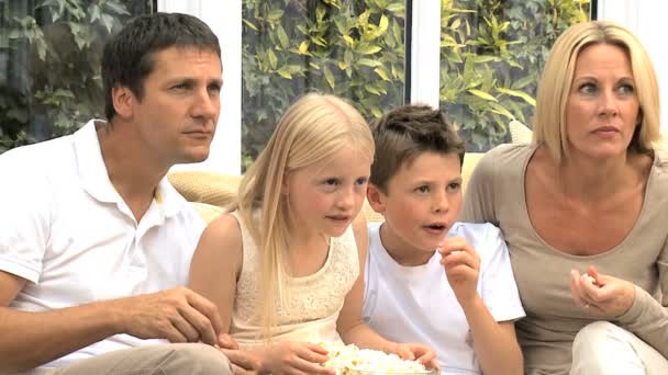 Kaukasische familie films met popcorn - Video