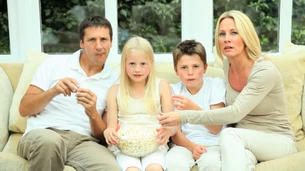 καυκάσιος οικογένεια βλέποντας ταινίες με ποπ κορν - Πλάνα, βίντεο