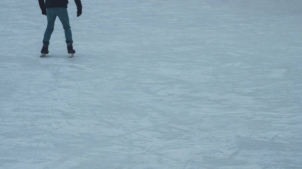τα πόδια βόλτα ένας τύπος πατινάζ στο παγοδρόμιο - Φωτογραφία, εικόνα