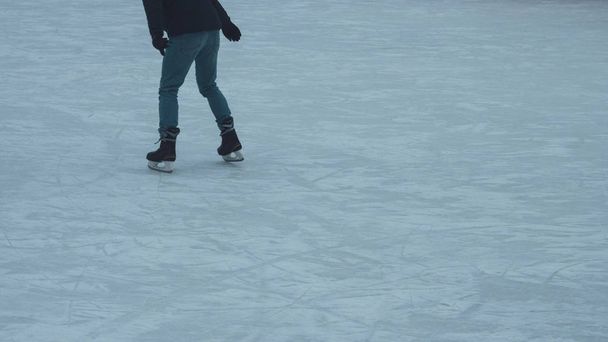 足に乗る男のアイス スケート リンクでスケート - 写真・画像