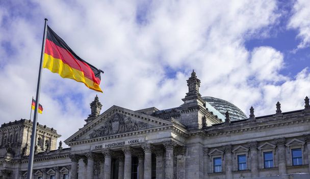 Reichstag ベルリン、ドイツの建物します。[表示] で、風格のある家の一部雲は空の背景に旅行します。. - 写真・画像