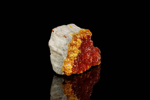 Macro Mineral Pedra Orpiment em fundo preto Close Up
 - Foto, Imagem