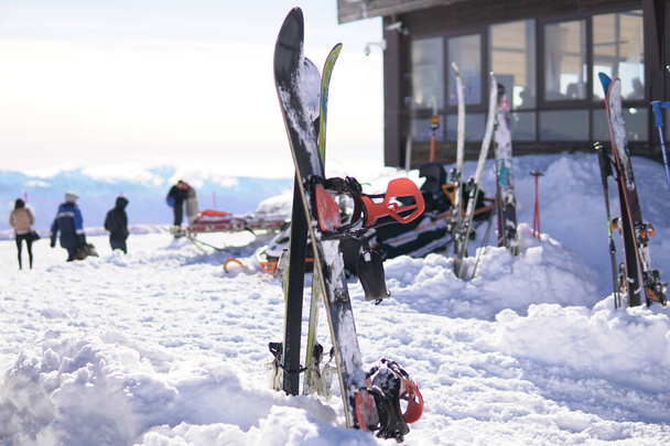 Alppien sukset ja lumilaudat lumi hiihtokeskus loma matka
 - Valokuva, kuva