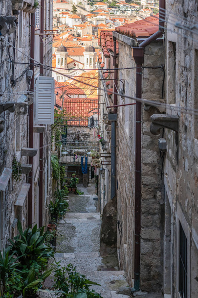 Steps on the steep narrow street passage between residential buildings in the Dubrovnik Old Town, Croatia - Фото, зображення