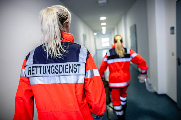 paramédico alemán corre en un piso a un accidente. La palabra alemana RETTUNGSDIENST significa servicio de emergencia
 - Foto, imagen