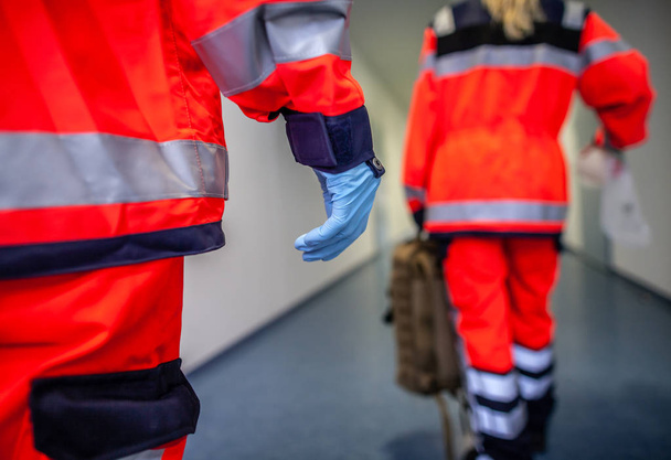 paramédico alemán corre en un piso a un accidente
 - Foto, imagen