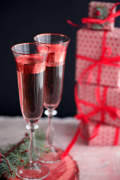 zwei schöne Glas-Champagnergläser am Silvesterabend in der modischen Farbe 2019 bemalt - Foto, Bild