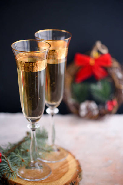 Twee mooie champagneglazen glas op New Year's Eve. - Foto, afbeelding