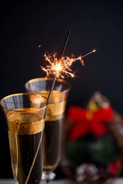 Két gyönyörű üveg pezsgő szemüveg, a New Year's Eve. - Fotó, kép