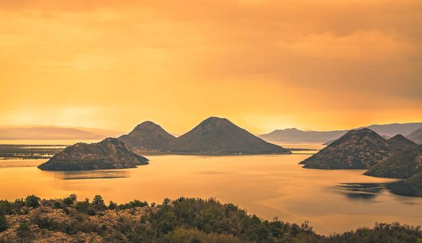 Πανόραμα του Εθνικού Πάρκου της Λίμνης Σκάνταρ το σούρουπο στο Μαυροβούνιο - Φωτογραφία, εικόνα