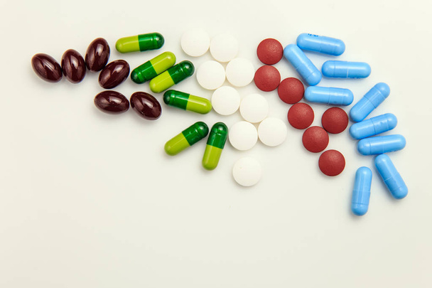 gyógyszerek egy fehér háttér - Fotó, kép
