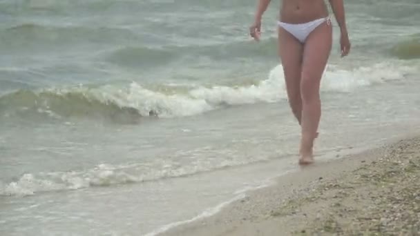Девушка идет вдоль береговой линии
 - Кадры, видео