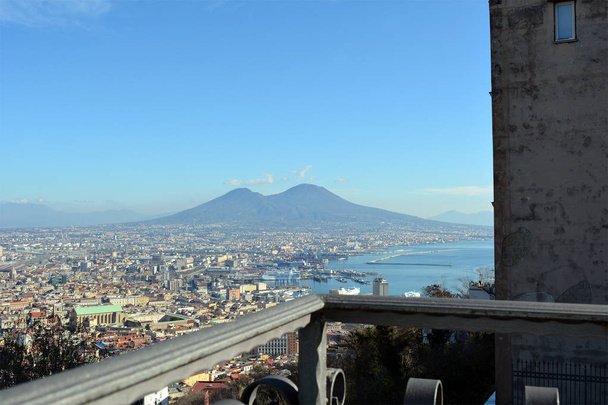 Naples et le Vésuve Vue depuis une terrasse
 - Photo, image