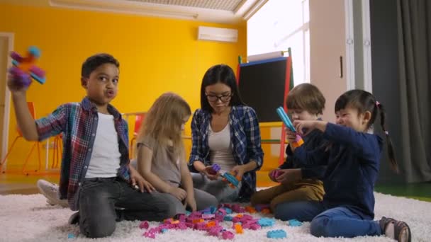 Niños creativos divirtiéndose con juguetes educativos
 - Imágenes, Vídeo