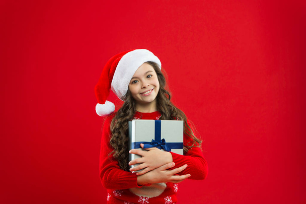 Present for Xmas. Happy New 2019 Year. Childhood. Happy winter holidays. Small girl. New year party. Santa claus kid. Christmas shopping. Little girl child in santa red hat - Foto, immagini