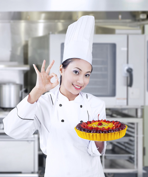 chef-kok heerlijke taart houden op het werk - Foto, afbeelding